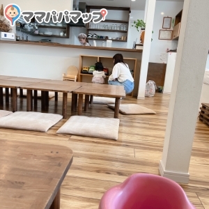 テーブル席以外にも小上がりのスペースもあり、バンボやバウンサー、自由に使えるおもちゃもありました