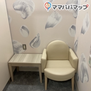 できたばかりの施設で綺麗でした。おむつ替えシートもあり、ゴミ箱も設置されていてよかったです。授乳室は個室が3つほどありカギもかけられるようになっています。