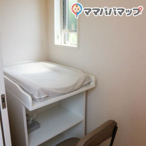 おむつ替えコーナーと授乳用の椅子