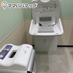 スーパービバホーム八王子多摩美大前店(1F)の授乳室・おむつ替え台の写真(2枚目)
