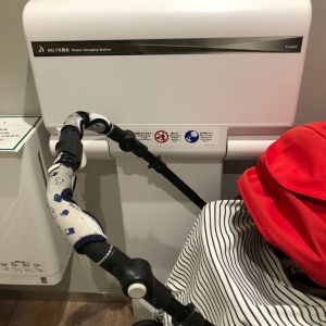 オムツ台は安心のコンビ製です。横タイプ。