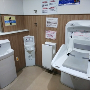 オーケーストア 北八王子店(B1)の授乳室・おむつ替え台の写真(3枚目)