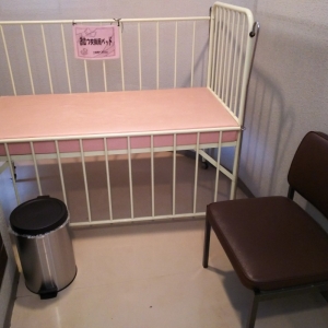 簡易な椅子と、ベビーベッドと、ごみ箱