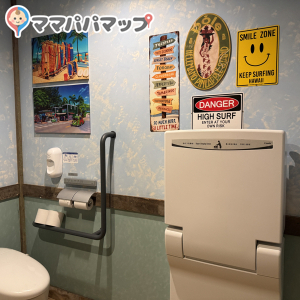 多目的トイレにもベビーシートが付いていました。