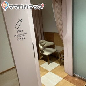 入り口から暗くてびっくりします笑　女性の警備員さんが巡回していました。