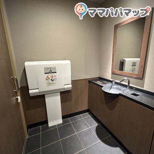 スターバックス コーヒー 小田急登戸駅店のオムツ替え台情報 画像1