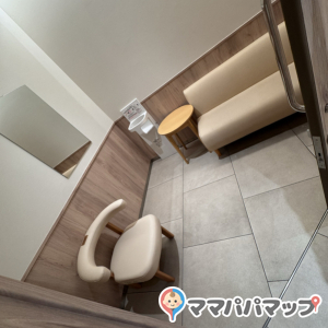 個室内は1人掛け椅子を動かせば2人乗りも入れそう