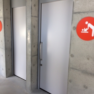 オムツ交換台はとなりにありました。