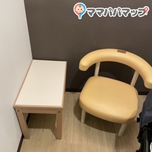 カーテンで仕切れる個室内に扇風機と椅子、荷物置き、幼児用椅子あり