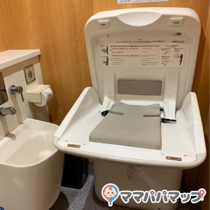 多目的トイレにオムツ替え台があります