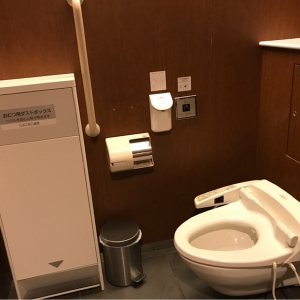 女子トイレ個室内