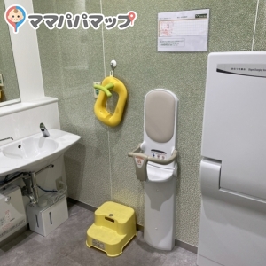 フードエリアの多目的トイレ