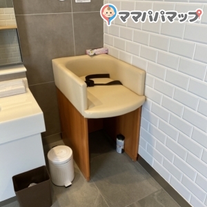 movix側のトイレにもおむつ台