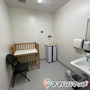 ベビーカーごと入っても余裕の広さ◎椅子は一つしかないが、特に注意書きも無かったので、夫婦で利用でいると思います◎