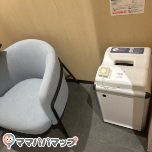 授乳ソファとおむつ入れ