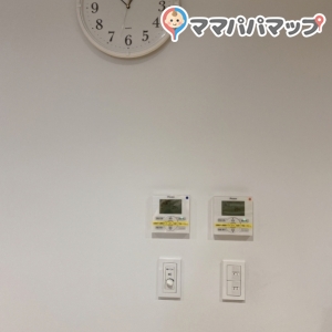 授乳室の照明スイッチ