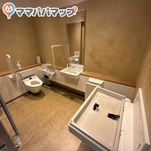 ラ コリーナ近江八幡（森の中のトイレ）のオムツ替え台情報 画像1