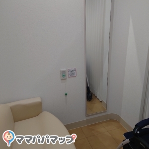 広くてベビーカーと入っても余裕。姿見もあって助かる。