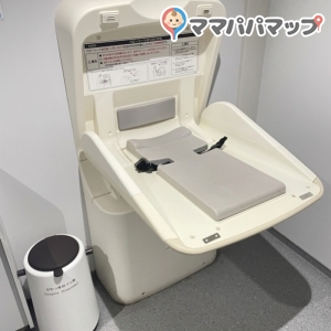 国立新美術館（1F展示場途中休憩室）(1F)の授乳室・おむつ替え台の写真(3枚目)