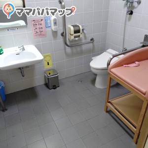 多目的トイレにオムツ台があります