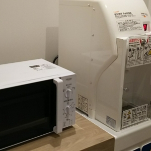 ミニキッチンの中に電子レンジと調乳用のお湯がありました