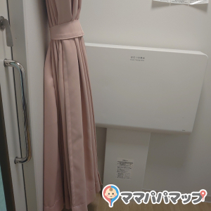 ドアの前にカーテンがあり、あやまってドアをあけてもすぐに中が見られないようになっています