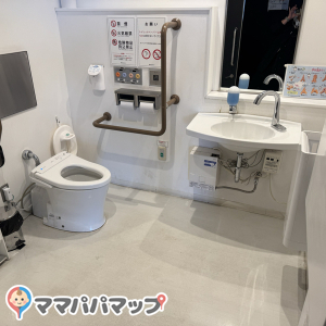 4階多目的トイレ（授乳室の向かい