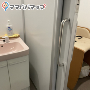 手洗いスペースを挟んで2個の鍵付き個室があります