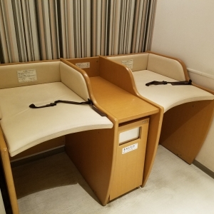 入って右前にオムツ交換台2台