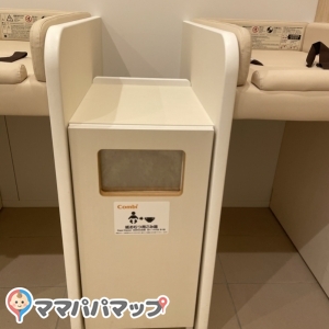オムツ用のゴミ箱があります