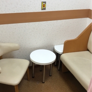 長椅子ありますが狭いで