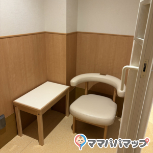 羽田空港第2ターミナル 保安検査場通過エリア 50と51の間(51寄り)(2F)の授乳室・オムツ替え台情報 画像2