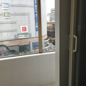 授乳室仕切りを開けると外が見えます。