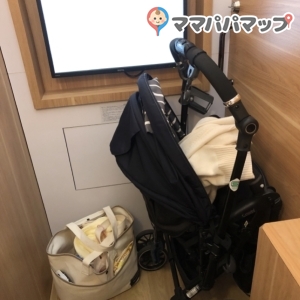入口付近は、ベビーカーを入れるといっぱいいっぱいです。