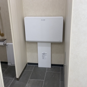 女子トイレ内おむつ替え台