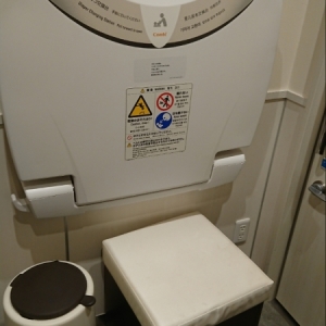 多目的トイレの中にイスがあるので一応授乳できます。