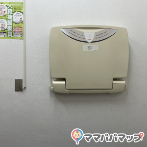 おむつ替え台、正面に授乳用の長椅子があります