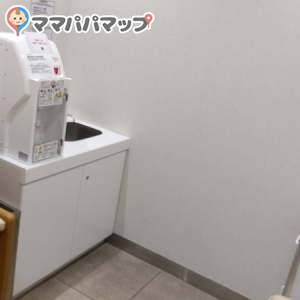 おむつ交換台、流し台や給湯器、自動扉のオムツ用ゴミ箱、おむつ交換台も完備。さすがだと思いました！完ミや搾母乳派にも優しい！