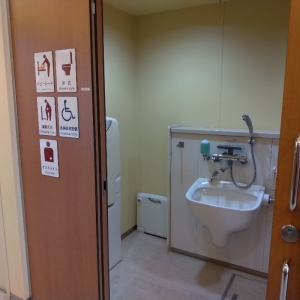 このタイプの部屋が女子トイレ内に二つありました。