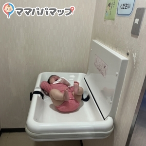 扉はありませんが、おむつ替え台は外から見えません。