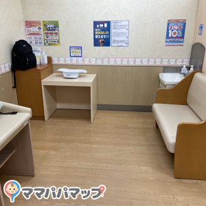 オムツ替えは2台あり。ベビールーム室内のソファは2つあり。