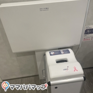 車椅子用トイレの中にオムツ交換台があります