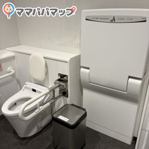 ジャイアンツタウンスタジアム車椅子トイレ(2F)のオムツ替え台情報 画像2