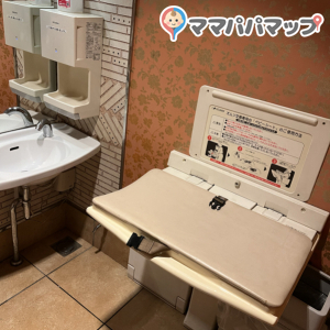 デニーズ 新宿中央公園店のオムツ替え台情報 画像1