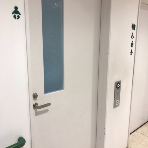 隣に誰でもトイレもあるので、まだ腰座り前の赤ちゃんとママの場合でもママトイレにいけます。