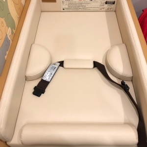 おむつ台は最新のコンビ製。クッションふかふかで気持ちよさそうです。