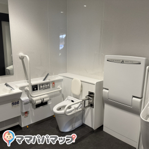 ジャイアンツタウンスタジアム車椅子トイレ(2F)のオムツ替え台情報 画像5