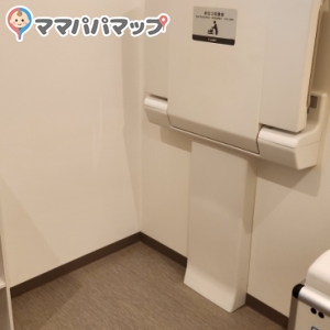 多目的トイレにおむつ替え台があります。おむつがMサイズLサイズのテープタイプがあるのでどうしても手持ちのおむつが無い時に助かります。