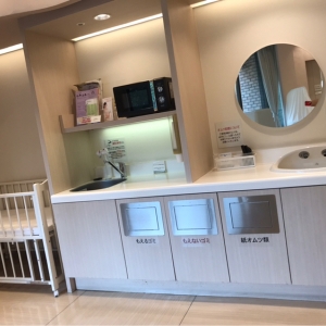 電子レンジ，紙コップ、調乳用の水道など