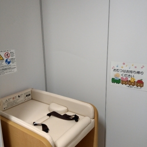 鍵つきの授乳スペース内（オムツ台